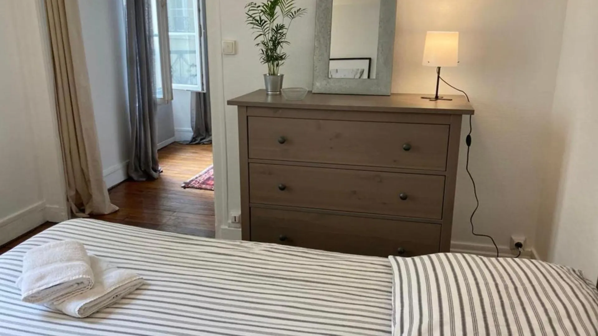 Saint Paul - Charming Apartment Paris 0*,  France